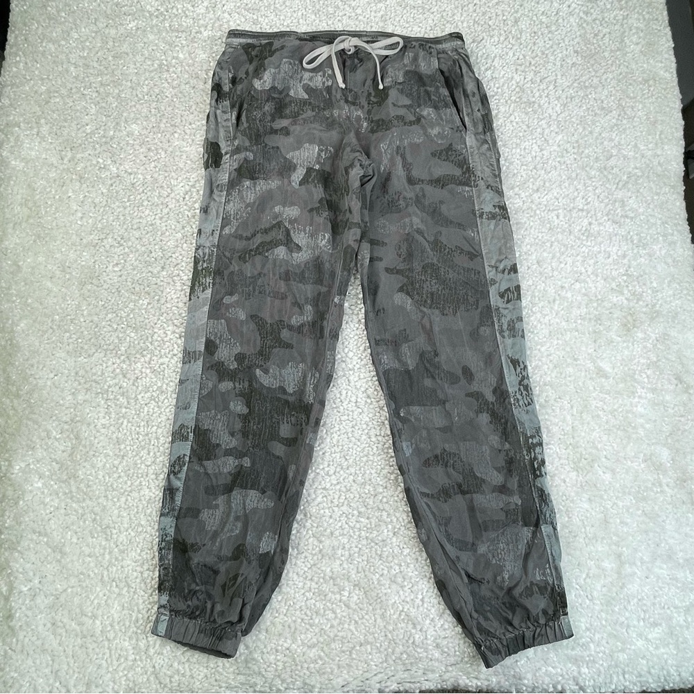 Hard Tail Elastic Waist Pull On Camo Pants missing size tag, 30” waist